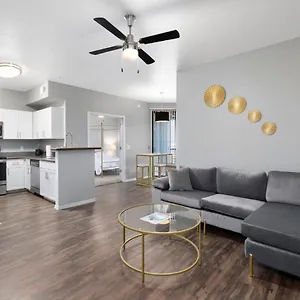 Luxury Mountain View 2br With Balcony Located In Apartment